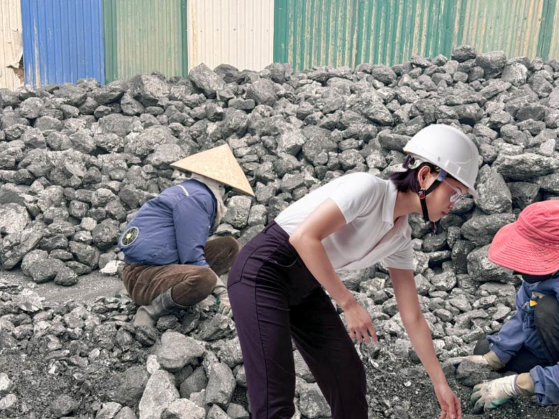 Hình ảnh minh họa công nhân đang nhặt những cục than có chứa hàm lượng lưu huỳnh cao