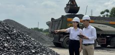 Nhân viên Hùng Mạnh kiểm tra độ ẩm và nhiệt trị than trước khi xuất kho
