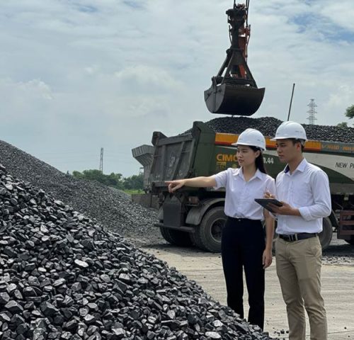 Nhân viên Hùng Mạnh kiểm tra độ ẩm và nhiệt trị than trước khi xuất kho