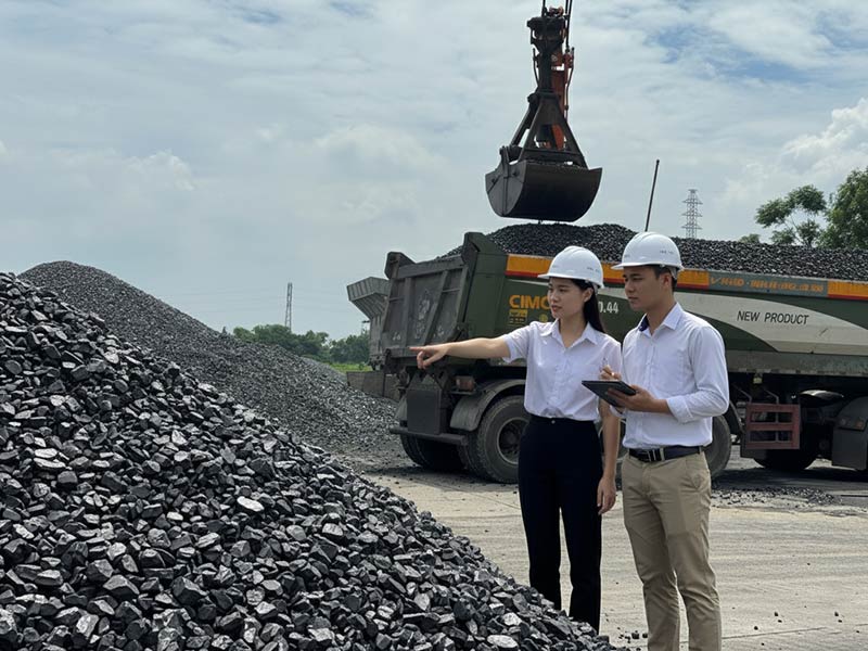 Nhân viên Hùng Mạnh kiểm tra độ ẩm và nhiệt trị than trước khi xuất kho