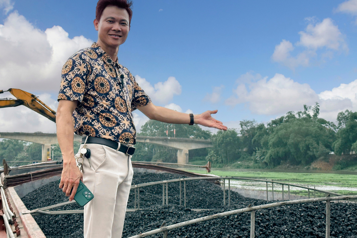 Tàu than cục 4 của Công ty Than Hùng Mạnh đang chở hàng giao cho khách hàng